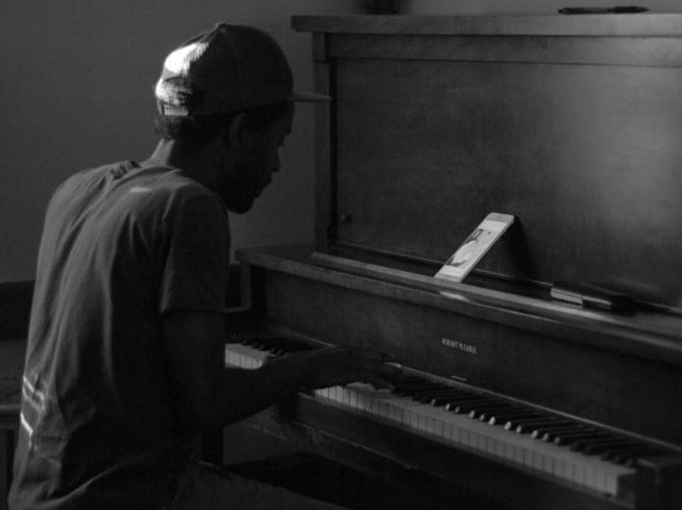 menu-piano-lessons-bw menu-piano-lessons-bw